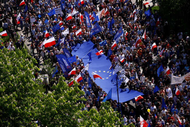 Manifestation pro-européenne d'opposition au gouvernement polonais, mercredi 1er juin à Varsovie © Reuters Manifestation pro-européenne d'opposition au gouvernement polonais, mercredi 1er juin à Varsovie © Reuters