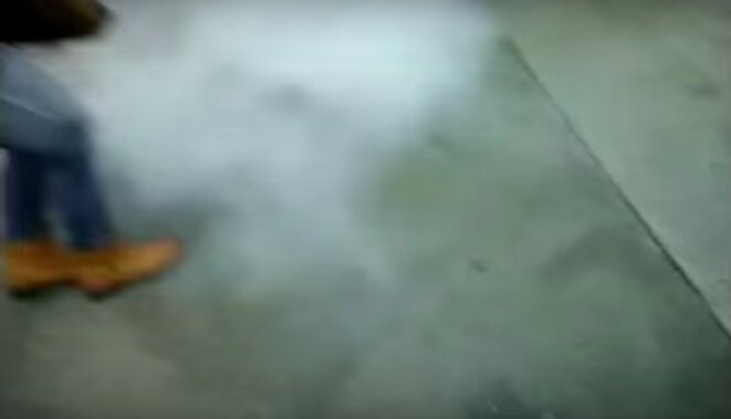 Image extraite de la vidéo: au moment de l'explosion de la grenade. © Mediapart Image extraite de la vidéo: au moment de l'explosion de la grenade. © Mediapart
