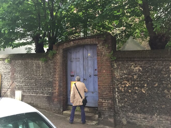 Un visiteur à l'entrée du presbytère-31 mai 2016 © Pascal Maillard Un visiteur à l'entrée du presbytère-31 mai 2016 © Pascal Maillard