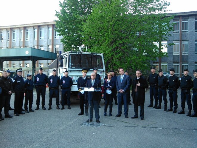 Le ministre de l'intérieur passe en revue les forces de police à Rennes le 15 mai © DR