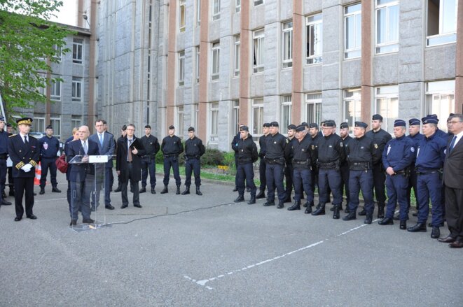 Bernard Cazeneuve lors de sa visite à Rennes le 15 mai, dernière lui le procureur Nicolas Jacquet (à droite) © DR