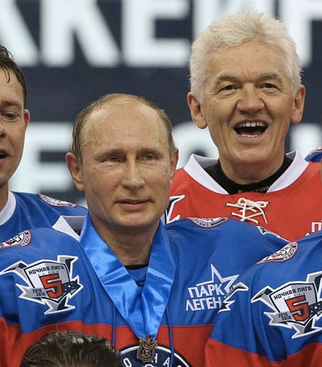 Pour son 63e anniversaire, en 2015, Vladimir Poutine a joué un match de Hockey avec le soutien actif de son ami Timtchenko. L'oligarque est le président du club de hockey CSKA Moscou et le vice-président du comité olympique russe © capture d'écran rusbiathlon.ru Pour son 63e anniversaire, en 2015, Vladimir Poutine a joué un match de Hockey avec le soutien actif de son ami Timtchenko. L'oligarque est le président du club de hockey CSKA Moscou et le vice-président du comité olympique russe © capture d'écran rusbiathlon.ru