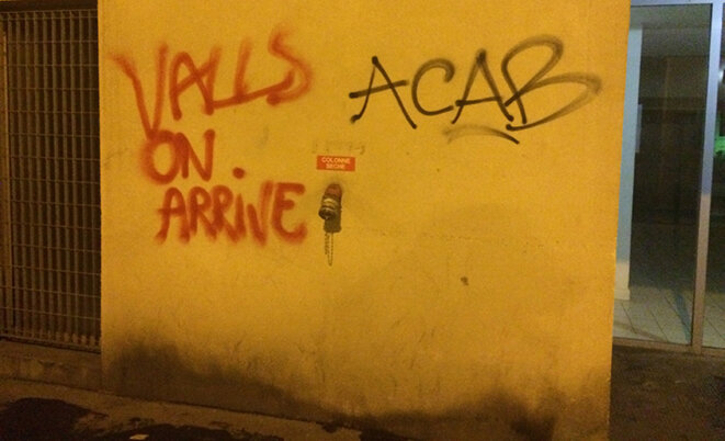 9 avril : dans les rues de Paris, une manifestation sauvage tente de partir de la place de la République pour se rendre au domicile privé de Manuel Valls. © CG