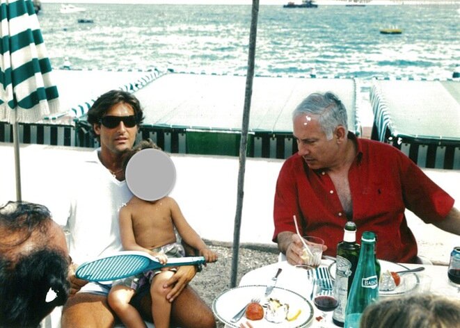 Arnaud Mimran junto a Benyamin Netanyahou, actual primer ministro de Israel, en agosto de 2003 en Mónaco. © Mediapart Arnaud Mimran junto a Benyamin Netanyahou, actual primer ministro de Israel, en agosto de 2003 en Mónaco. © Mediapart