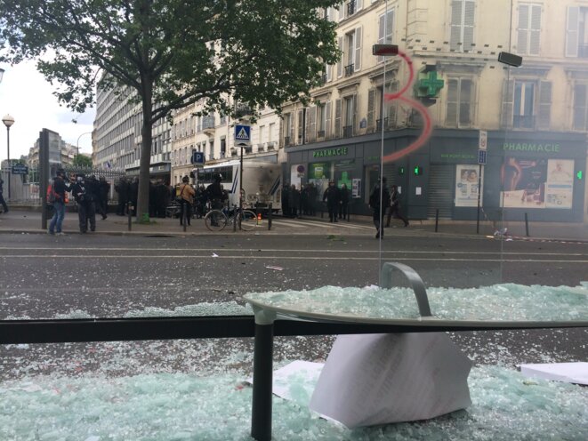 Un arrêt de bus ravagé sur le parcours © CG