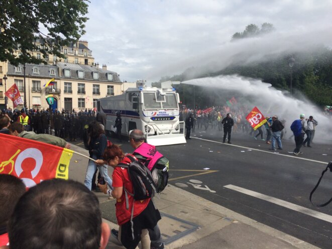 Place des Invalides, un canon à eau fait son entrée © CG