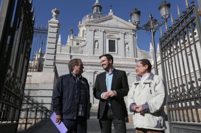 Alberto Garzón (IU) et deux membres de Europa Laica devant la Cathédrale de la Almuneda (Madrid). En Espagne, plus d'un million d'élèves sont scolarisés dans des instituts catholiques. © José Camo Alberto Garzón (IU) et deux membres de Europa Laica devant la Cathédrale de la Almuneda (Madrid). En Espagne, plus d'un million d'élèves sont scolarisés dans des instituts catholiques. © José Camo