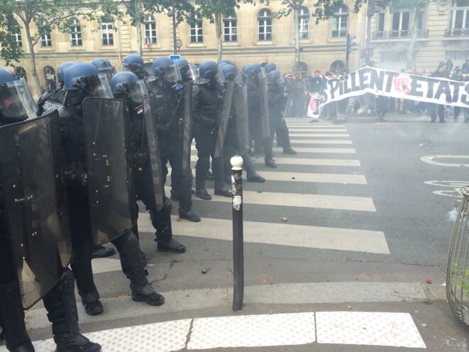 Des gendarmes bloquent l'avancée du cortège © CG