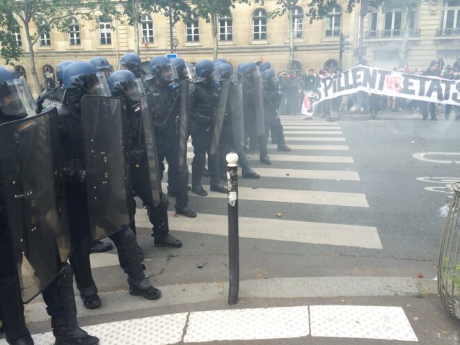 Des gendarmes bloquent l'avancée du cortège © CG Des gendarmes bloquent l'avancée du cortège © CG