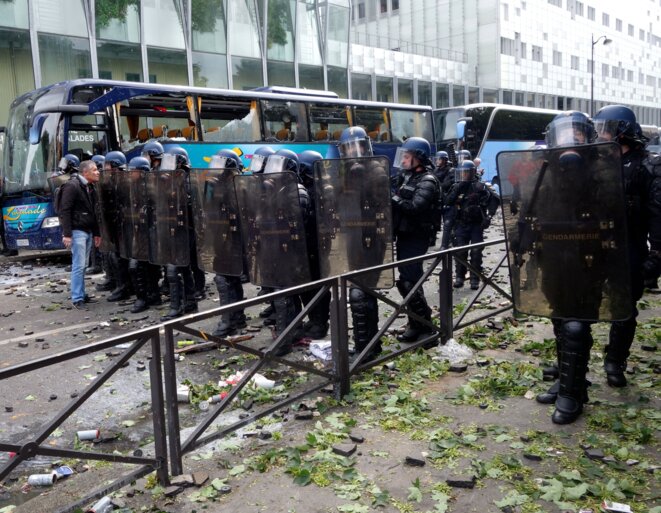 Un manifestant harangue les CRS près de l'hôpital Necker © Rachida El Azzouzi Un manifestant harangue les CRS près de l'hôpital Necker © Rachida El Azzouzi