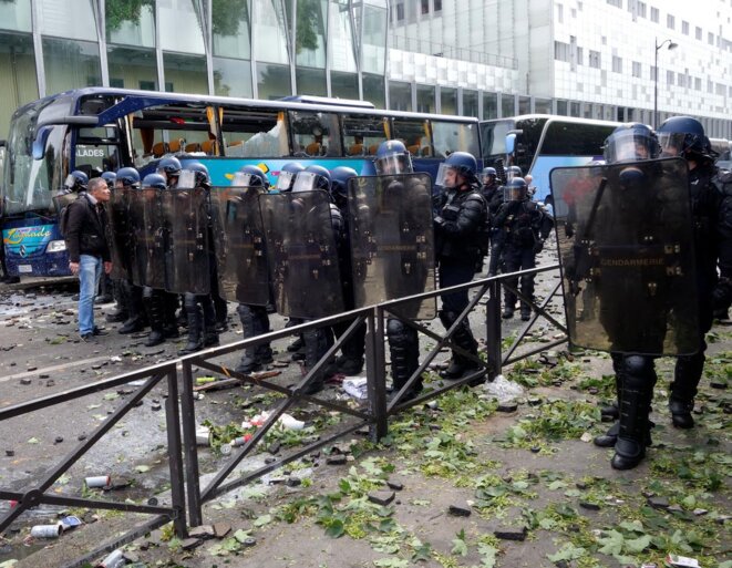 Bus et façade de l'hôpital caillassés, le 14 juin, juste après les principaux affrontements. © Rachida El Azzouzi Bus et façade de l'hôpital caillassés, le 14 juin, juste après les principaux affrontements. © Rachida El Azzouzi
