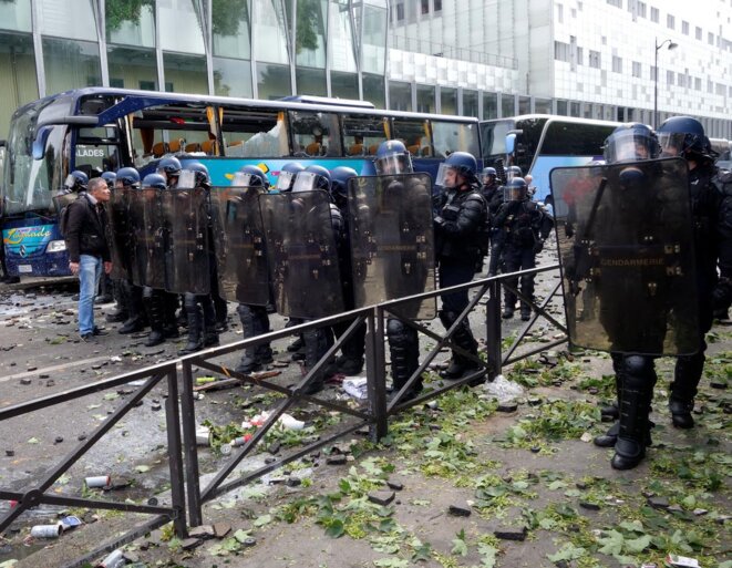 Bus et façade de l'hôpital caillassés, le 14 juin, juste après les principaux affrontements. © Rachida El Azzouzi