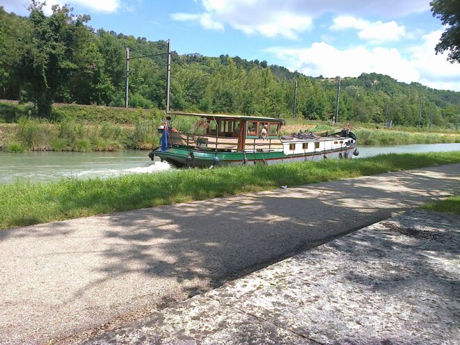 D'autres nomades le long du canal D'autres nomades le long du canal