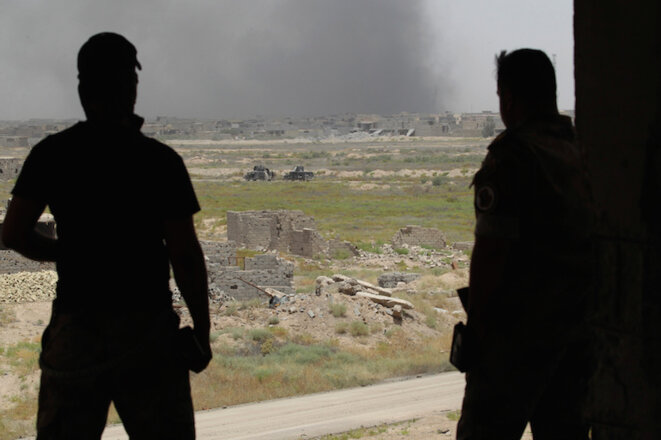 Des combattants de l'armée irakienne observent l'offensive sur Falloudja, le 10 juin 2016. © Alaa Al-Marjani/Reuters Des combattants de l'armée irakienne observent l'offensive sur Falloudja, le 10 juin 2016. © Alaa Al-Marjani/Reuters