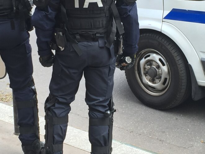 Grenade à la main-Paris-14/06/2016 © Pascal Maillard Grenade à la main-Paris-14/06/2016 © Pascal Maillard