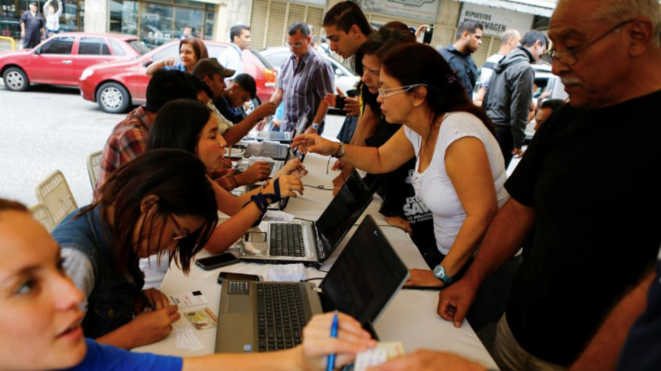 Les vénézuéliens font la queue