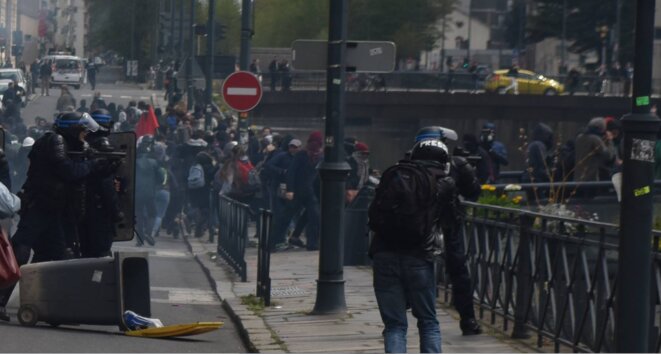 À droite et à gauche, deux policiers braquent leurs LBD sur les manifestants quai Chateaubriand © Mathieu Radoubé À droite et à gauche, deux policiers braquent leurs LBD sur les manifestants quai Chateaubriand © Mathieu Radoubé