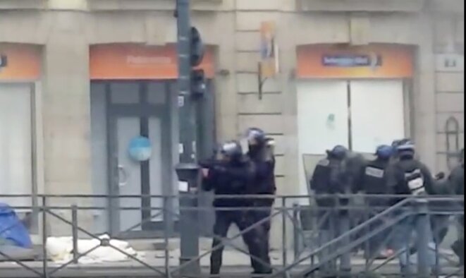 Un autre tir, filmé peu avant l'arrivée du cortège au niveau de la passerelle © Capture video Un autre tir, filmé peu avant l'arrivée du cortège au niveau de la passerelle © Capture video
