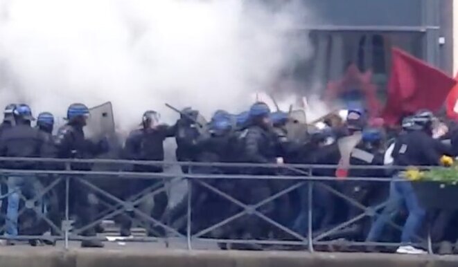 Le 28 avril à Rennes, la charge policière sur le quai Chateaubriand avant les tirs de Flash-Ball. © Capture video Le 28 avril à Rennes, la charge policière sur le quai Chateaubriand avant les tirs de Flash-Ball. © Capture video