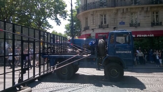 Au coin de la place de la Bastille avec la rue Saint-Antoine, jeudi 23 juin 2016 © Dan Israel Au coin de la place de la Bastille avec la rue Saint-Antoine, jeudi 23 juin 2016 © Dan Israel