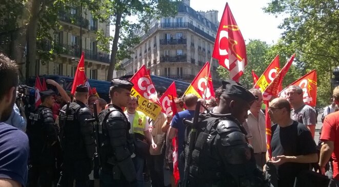 Des gendarmes contrôlent la CGT, à l'entrée du bd Henri-IV, 23 juin 2016 © Dan Israel Des gendarmes contrôlent la CGT, à l'entrée du bd Henri-IV, 23 juin 2016 © Dan Israel