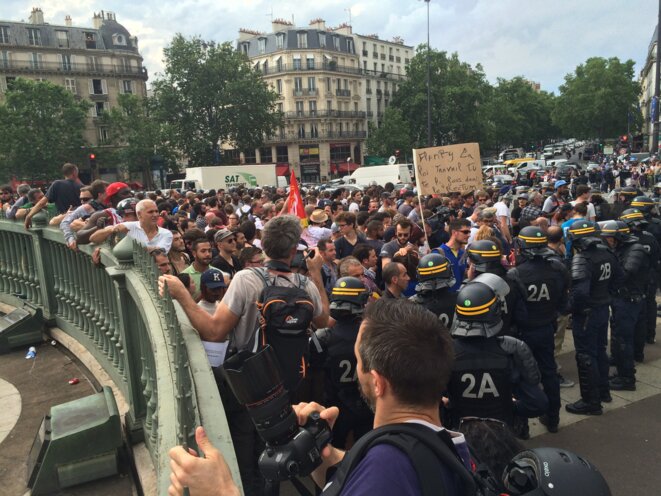 Les dernières personnes nassées, place de la Bastille à Paris, jeudi soir © CG