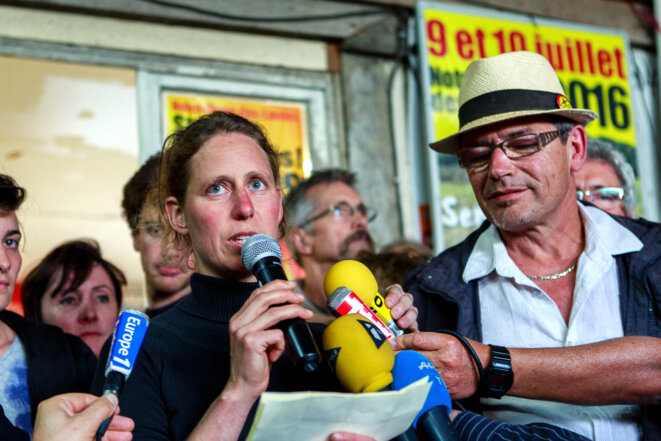 Camille, habitante de la ZAD, et Dominique Fresneau de l'Acipa tiennent une conférence de presse © Yann Levy Camille, habitante de la ZAD, et Dominique Fresneau de l'Acipa tiennent une conférence de presse © Yann Levy