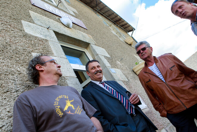 Le maire de Notre-Dame-des-Landes, Jean-Paul Naud, au centre, dimanche, jour de vote © Yann Levy Le maire de Notre-Dame-des-Landes, Jean-Paul Naud, au centre, dimanche, jour de vote © Yann Levy