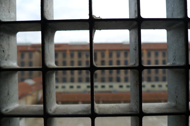 Malvoyant en prison : l’isolement et les cris