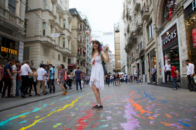Une jeune femme pro-LGBT prend la pose sur les pavés arc-en-ciel de l'avenue Istiklal. Istanbul, 26 juin 2016. © Anne-Sophie Zika Une jeune femme pro-LGBT prend la pose sur les pavés arc-en-ciel de l'avenue Istiklal. Istanbul, 26 juin 2016. © Anne-Sophie Zika