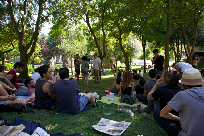Toute la semaine qui précède la Marche des Fiertés 2016, interdite et "dispersée", des dizaines d'ateliers ont lieu dans le cadre de la Semaine des Fiertés. Ici, au Parc Maçka, on pique-nique et partage expériences et intimités. 25 juin 2016. Istanbul © Anne-Sophie Zika Toute la semaine qui précède la Marche des Fiertés 2016, interdite et "dispersée", des dizaines d'ateliers ont lieu dans le cadre de la Semaine des Fiertés. Ici, au Parc Maçka, on pique-nique et partage expériences et intimités. 25 juin 2016. Istanbul © Anne-Sophie Zika