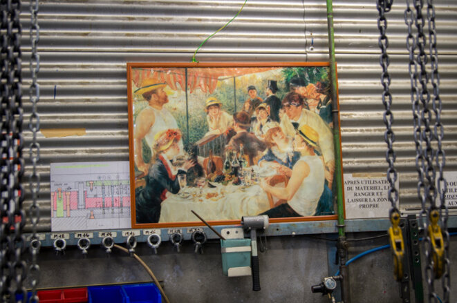 Un exemplaire du Déjeuner des canotiers, à l'entrée de l'usine © Chloé Lebas Un exemplaire du Déjeuner des canotiers, à l'entrée de l'usine © Chloé Lebas