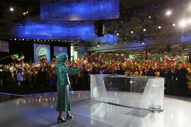 Samedi 9 juillet, s’est déroulé à Paris le plus grand rassemblement des sympathisants de la résistance iranienne, en présence de plus de 600 éminents législateurs et personnalités politiques de divers courants, mais aussi des défendeurs des droits de l’Homme et de l’égalité du genre, ainsi que des représentants religieux de plus de 80 nationalités. © Kyan Samedi 9 juillet, s’est déroulé à Paris le plus grand rassemblement des sympathisants de la résistance iranienne, en présence de plus de 600 éminents législateurs et personnalités politiques de divers courants, mais aussi des défendeurs des droits de l’Homme et de l’égalité du genre, ainsi que des représentants religieux de plus de 80 nationalités. © Kyan