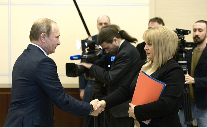Vladimir Poutine et Ella Pamfilova, du temps où elle était encore la « commissaire aux droits de l'homme » pour le président russe. © Kremlin.ru Vladimir Poutine et Ella Pamfilova, du temps où elle était encore la « commissaire aux droits de l'homme » pour le président russe. © Kremlin.ru