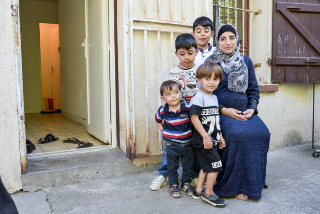 Aminah, avec ses enfants et neveux, est enceinte de 8 mois. © Patrick Batard Aminah, avec ses enfants et neveux, est enceinte de 8 mois. © Patrick Batard
