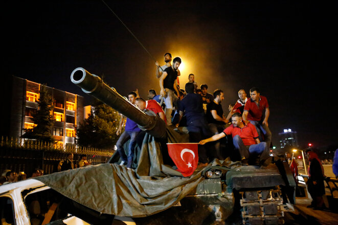 Des partisans d'Erdogan sont assis sur un tank à Ankara, afin de défendre le gouvernement. © Tumay Berkin/Reuters