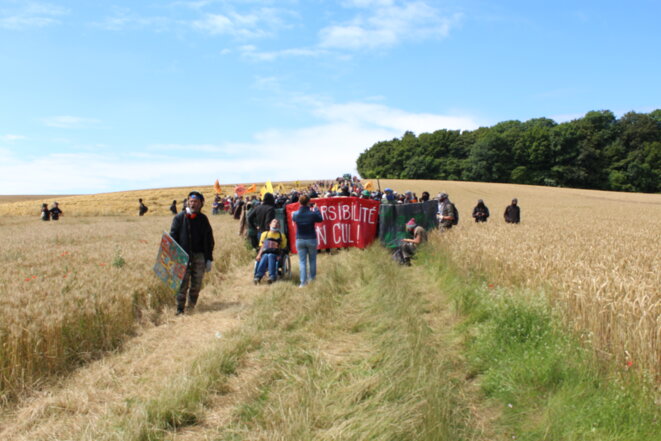 Le cortège descend vers le bois © AD