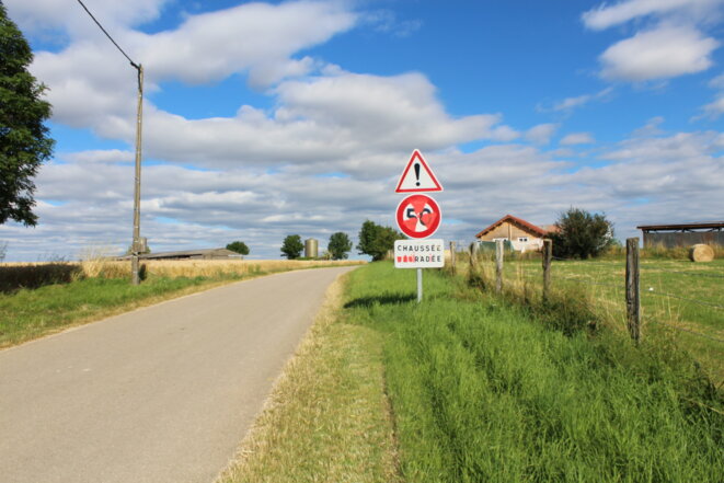 À la sortie de Bure, un panneau chaussée "iradiée" © AD