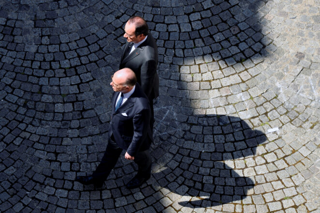 François Hollande et Bernard Cazeneuve lors de la minute de silence, lundi 18 juillet. © Reuters François Hollande et Bernard Cazeneuve lors de la minute de silence, lundi 18 juillet. © Reuters