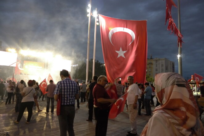 Sur la place Taksim, des partisans du gouvernement se rassemblent tous les soirs © AP