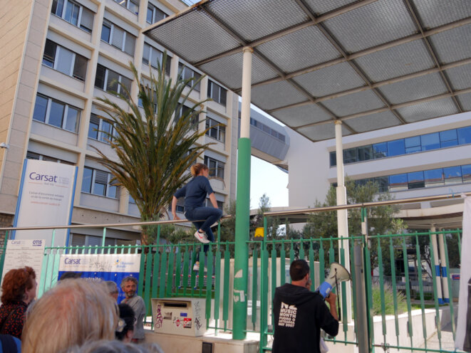 Coraline Claude, lors d'une manifestation devant la Carsat, en juin. © Crédit : Boris Nicot