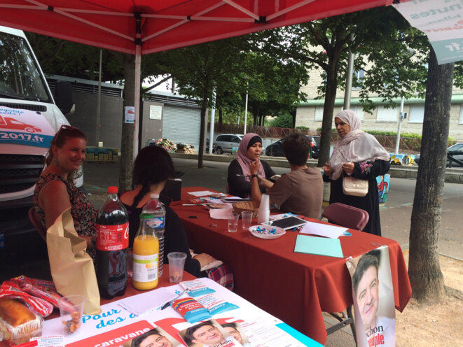 Les militants aident des passants à simuler leurs droits sociaux ou à s'inscrire sur les listes électorales. © CG