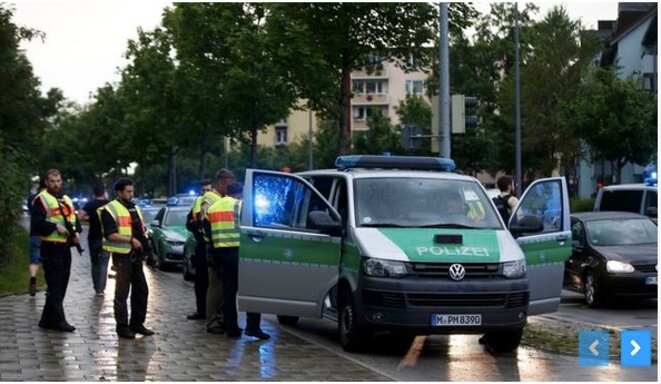 22 juillet. Aux abord du centre commercial de Munich peu après la fusillade. © REUTERS/Michael Dalder 22 juillet. Aux abord du centre commercial de Munich peu après la fusillade. © REUTERS/Michael Dalder