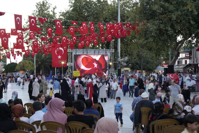 Sur la place principale d'Eyüp, quelques jours après la tentative de coup d'État. © Amélie Poinssot Sur la place principale d'Eyüp, quelques jours après la tentative de coup d'État. © Amélie Poinssot