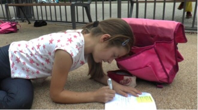 En septembre Olta fait ses devoirs dans le square devant la gare En septembre Olta fait ses devoirs dans le square devant la gare