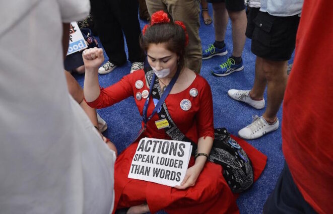 Une supportrice de Bernie Sanders à la convention démocrate avec une pancarte indiquant : « Les actes sont plus forts que les mots » © Charles Mostoller/Reuters Une supportrice de Bernie Sanders à la convention démocrate avec une pancarte indiquant : « Les actes sont plus forts que les mots » © Charles Mostoller/Reuters