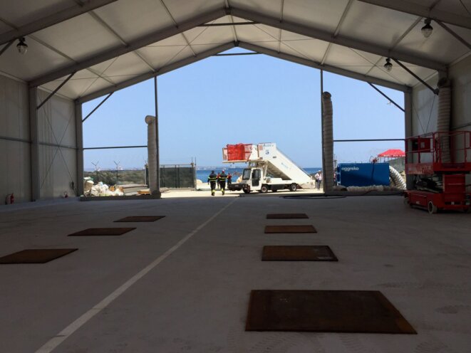 Dans l'un des hangars de Melilli en Sicile, début juillet 2016. © Mathilde Auvillain