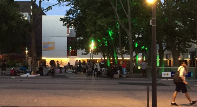 Les familles Roms sans logement devant la Mairie de Montreuil, le 29 juillet. Les familles Roms sans logement devant la Mairie de Montreuil, le 29 juillet.