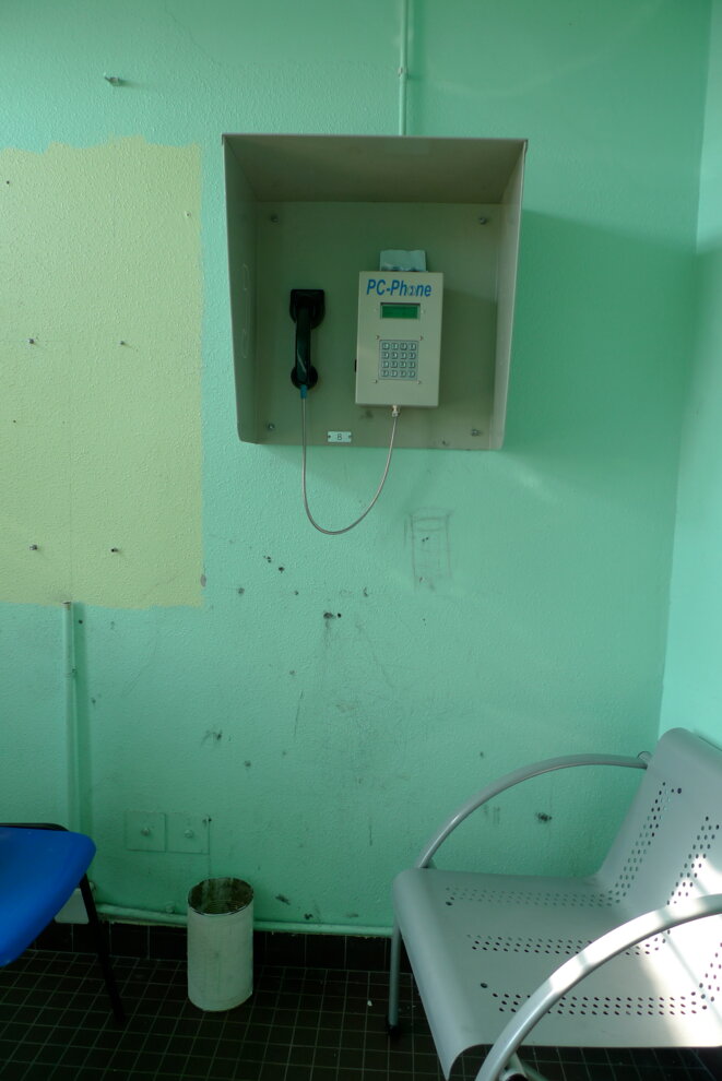 Des cabines téléphoniques sont installées au sein des prisons. La fréquence, les jours et heures d’accès au téléphone, ainsi que la durée autorisée des communications sont fixés par le règlement intérieur de chaque établissement. L’absence de confidentialité des échanges et le coût, élevé, des communications sont d’autres obstacles au bon exercice du droit des personnes détenues de passer des appels depuis la prison. © CGLPL