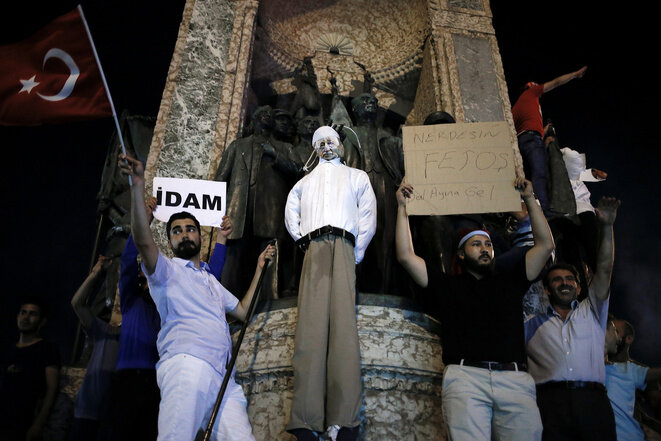 Manifestantes pro-APK representan el ahorcamiento de un títere que imita la imagen de Gülen. Lunes 18 de julio en la plaza Taksim de Estambul. © lkis Konstantinidis / Reuters Manifestantes pro-APK representan el ahorcamiento de un títere que imita la imagen de Gülen. Lunes 18 de julio en la plaza Taksim de Estambul. © lkis Konstantinidis / Reuters